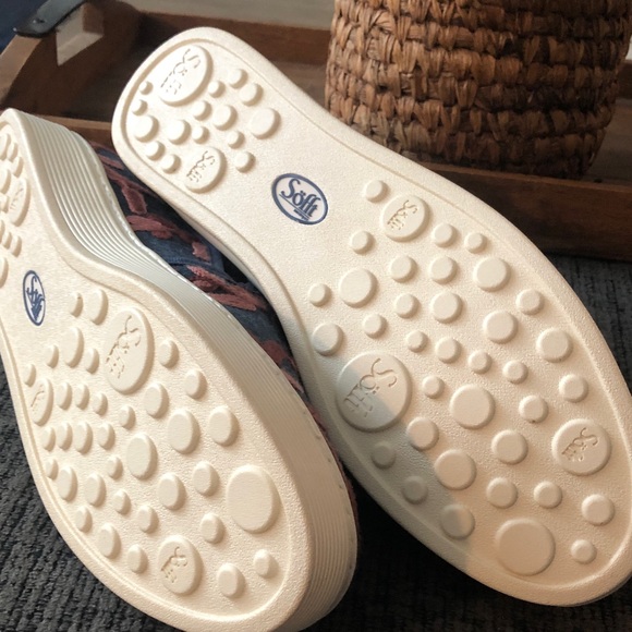 Sofft Multicolor Embroidered Slip-On Flats 11 med . New no tags - Picture 2 of 4